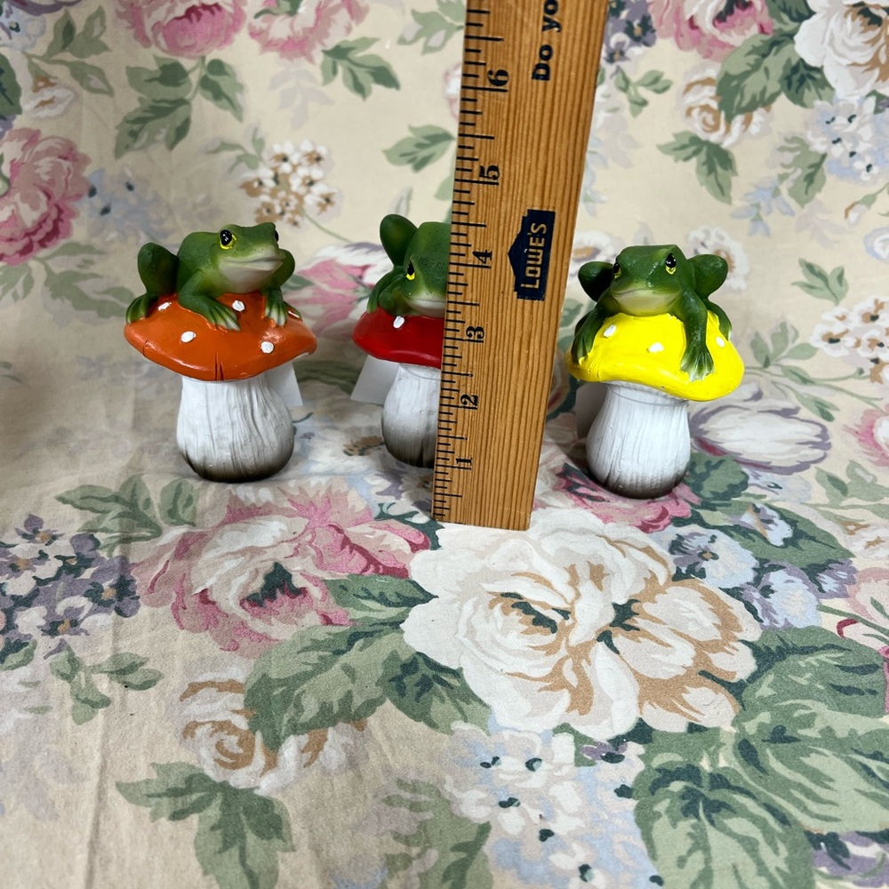 Colorful Frog Mushroom Figurines set - Picture 5 of 6